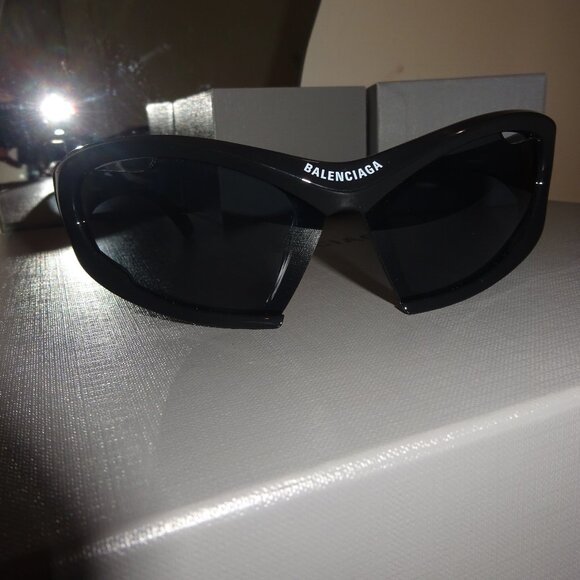 BALENCIAGA Sunglasses - Picture 2 of 11